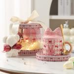 精致包装 草莓兔粉色杯6件套装 粉杯+杯盖+勺+毛巾熊+灯带+透明圆柱礼盒